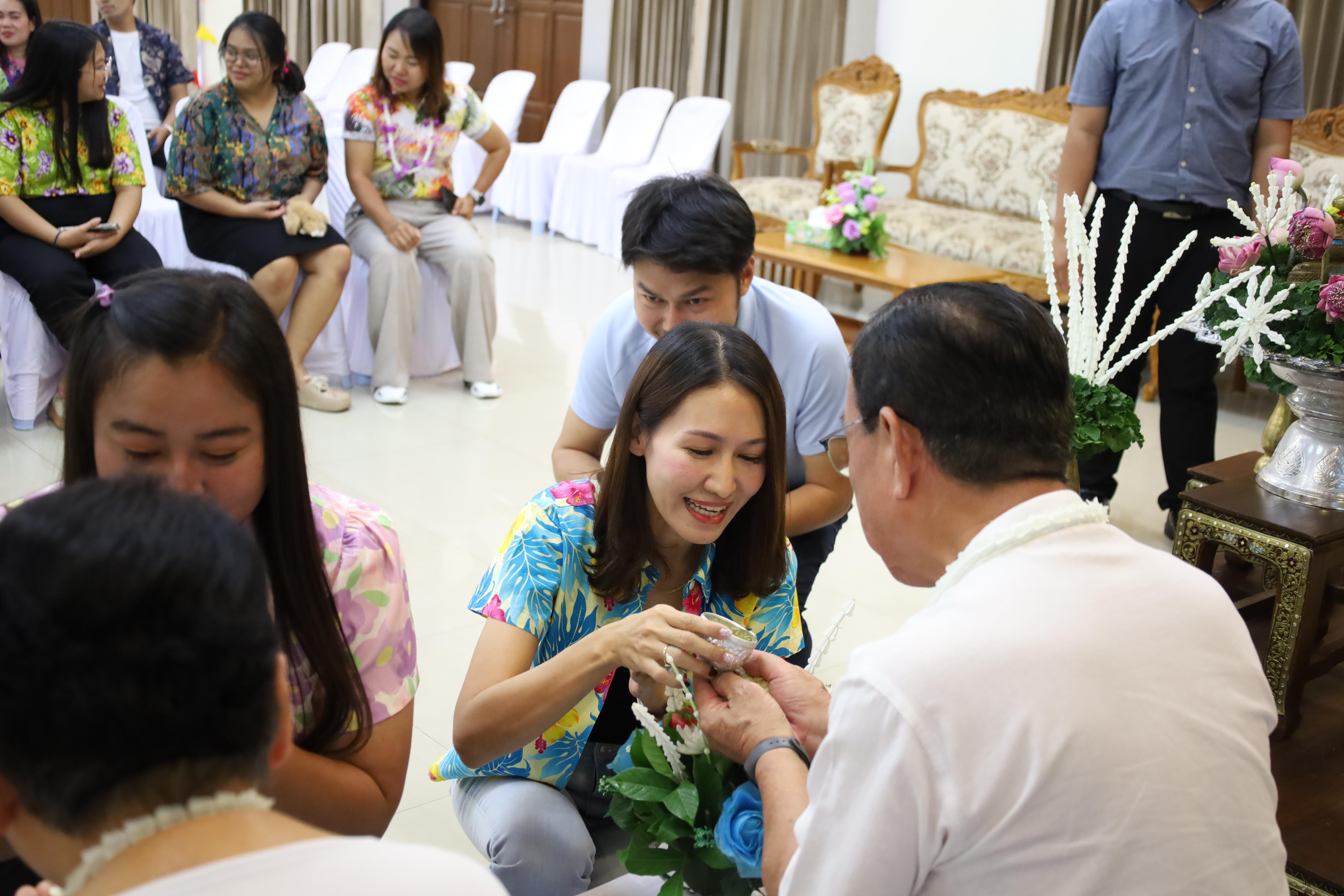 160. วันที่ 26 เมษายน 2568 สาขาการบริหารการศึกษา ได้จัดกิจกรรมรดน้ำดำหัวคณาจารย์ระดับบัณฑิตศึกษา ประจำสาขาการบริหารการศึกษา ณ ห้องประชุมครุร่มสัก 1 ชั้น 3 อาคารคณะครุศาสตร์